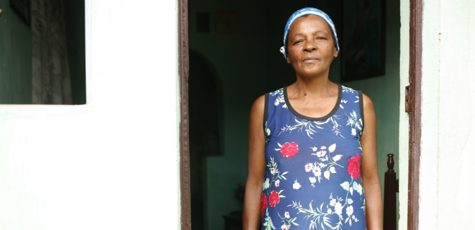 Joana Ferreira, mãe de Linésio, teve que buscar água na nascente mais próxima de casa por anos. Hoje, com a Central, a realidade é completamente diferente (Foto: Fábio Seixo)