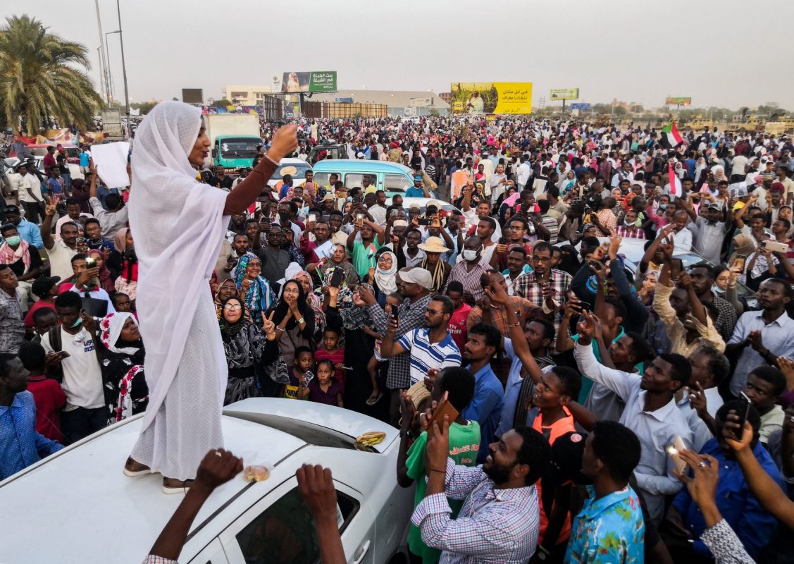 Alaa Salah, mulher que se tornou símbolo dos protestos contra o regime no Sudão, lidera manifestação no país: onde o presidente Omar al-Bashir, acabou derrubado: onda de contestação pela África levanta a possibilidade de uma nova Primavera Árabe (Foto: AFP)