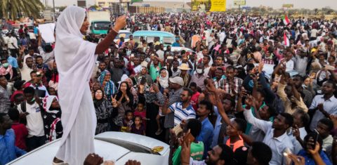 Alaa Salah, mulher que se tornou símbolo dos protestos contra o regime no Sudão, lidera manifestação no país: onde o presidente Omar al-Bashir, acabou derrubado: onda de contestação pela África levanta a possibilidade de uma nova Primavera Árabe (Foto: AFP)