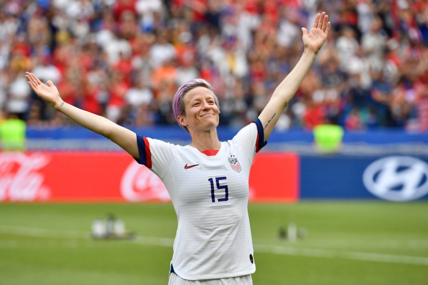 Megan Rapinoe, a capitã sem papas na língua, não canta o hino, ataca Trump e alfineta o presidente da Fifa, : 'um pouco de vergonha pública não faz mal a ninguém' (Foto: Phillipe Desmazes/AFP)