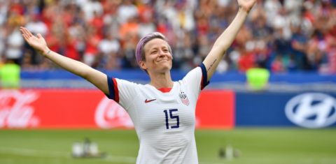 Megan Rapinoe, a capitã sem papas na língua, não canta o hino, ataca Trump e alfineta o presidente da Fifa, : 'um pouco de vergonha pública não faz mal a ninguém' (Foto: Phillipe Desmazes/AFP)
