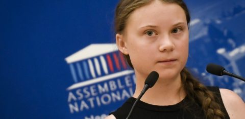 A sueca Greta Thunberg discursando na Assembleia Nacional da França: 'Minha mensagem para os jovens no Brasil é que precisamos nos conscientizar sobre o que está realmente acontecendo agora e quais podem ser as consequências de nosso sistema atual' (Foto: Lionel Bonaventure/AFP)