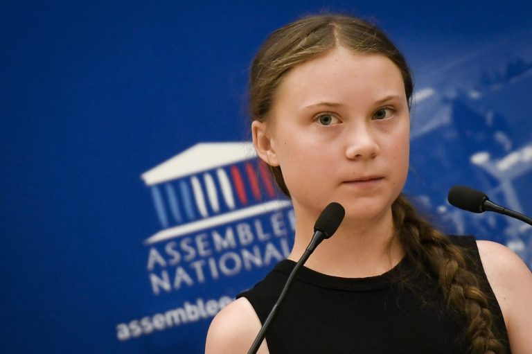 A sueca Greta Thunberg discursando na Assembleia Nacional da França: 'Minha mensagem para os jovens no Brasil é que precisamos nos conscientizar sobre o que está realmente acontecendo agora e quais podem ser as consequências de nosso sistema atual' (Foto: Lionel Bonaventure/AFP)