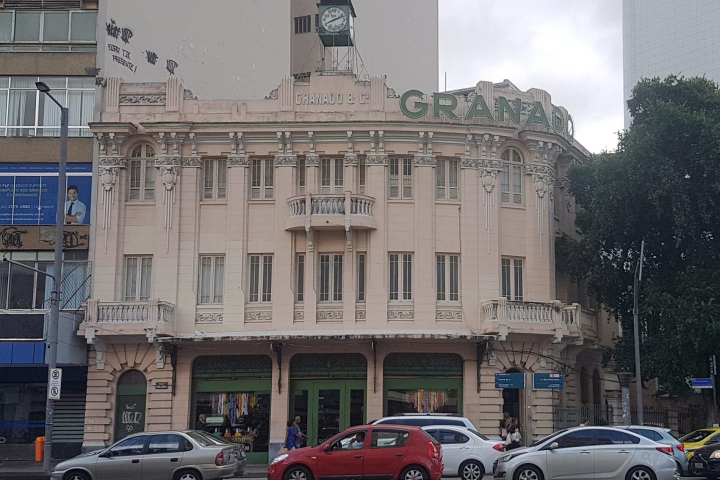 Prédio das Pharmácias Granado na Praça Saens Peña; mais de 100 anos de Tijuca (Foto: Oscar Valporto)