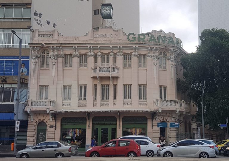 Prédio das Pharmácias Granado na Praça Saens Peña; mais de 100 anos de Tijuca (Foto: Oscar Valporto)