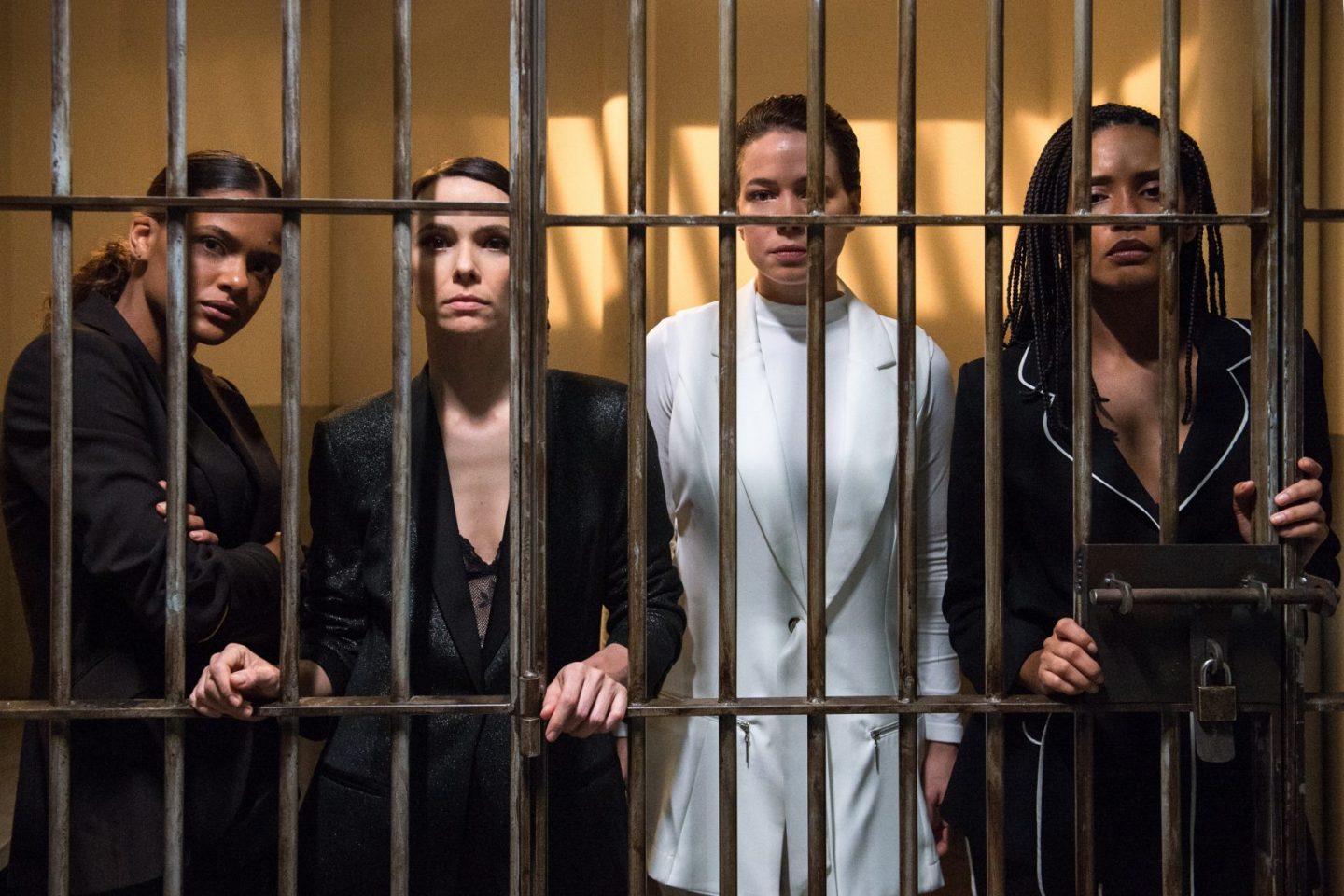 As Araruanas Clara (Thainá Duarte), Natalie (Débora Falabella), Luiza (Leandra Leal) e Verônica (Taís Araújo) atrás das grades: série mostra ameaças a ativistas (Foto: Globo/Fabio Rocha)