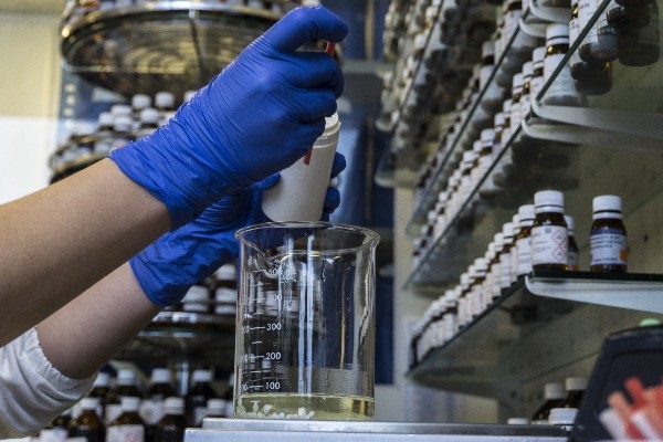 O laboratório da FirmenichCotia, em São Paulo, usa o óleo de copaíba da Terra do Meio. Foto Rogério Assis