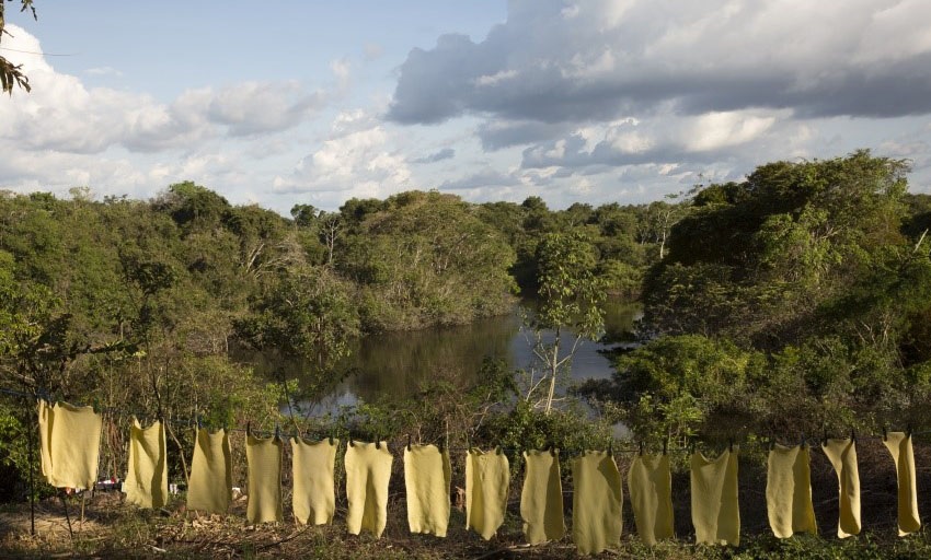 Mantas de borracha das comunidades extrativistas secam ao sol. Foto Otávio Almeida/ISA