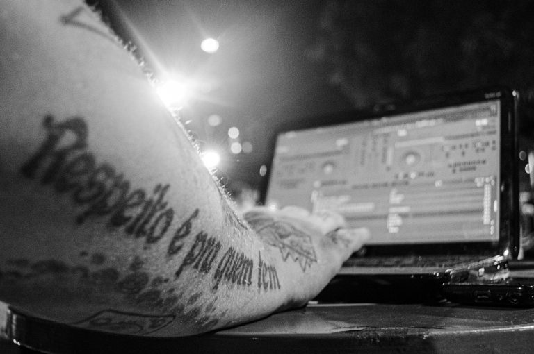 DJ na Roda cultural do Meier: "Respeito é pra quem tem". Foto Thiago Ripper