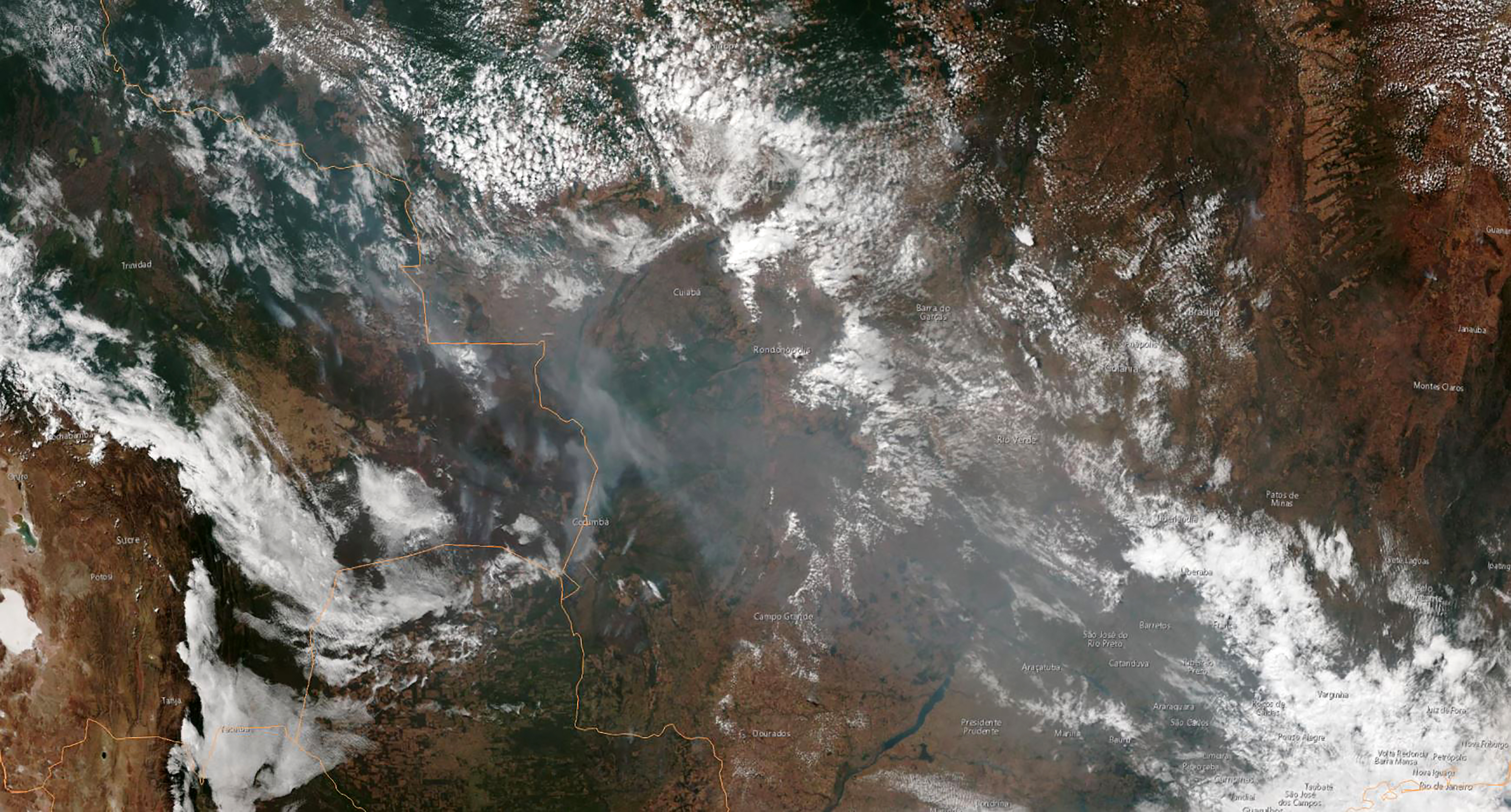 Imagem de satélite da NOAAA (National Oceanic and Atmospheric Administration - Administração Nacional de Oceanos e Atmosfera) dos Estados Unidos mostra fumaça de incêndios no Mato Grosso e em Rondônia. (Photo: NOAA/AFP) 