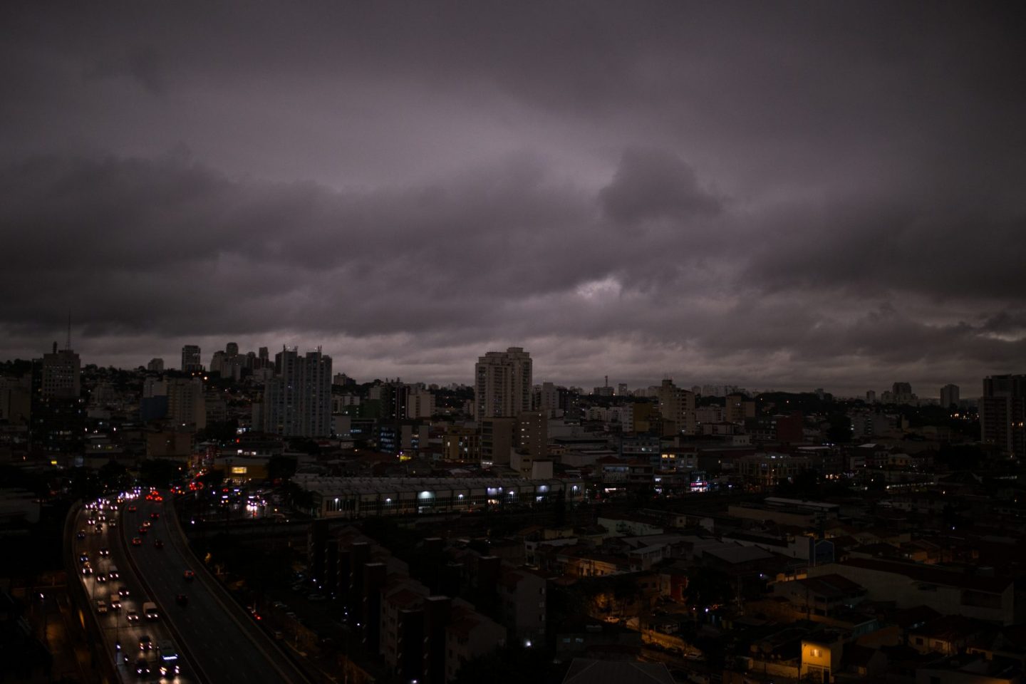 Céu escuro às 16h na São Paulo: Partículas de queimadas vindas das regiões Centro-Oeste e Norte interagiram com nuvens trazidas por frente fria (Foto: Andre Lucas/DPA)
