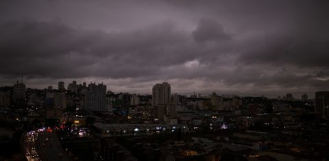 Céu escuro às 16h na São Paulo: Partículas de queimadas vindas das regiões Centro-Oeste e Norte interagiram com nuvens trazidas por frente fria (Foto: Andre Lucas/DPA)