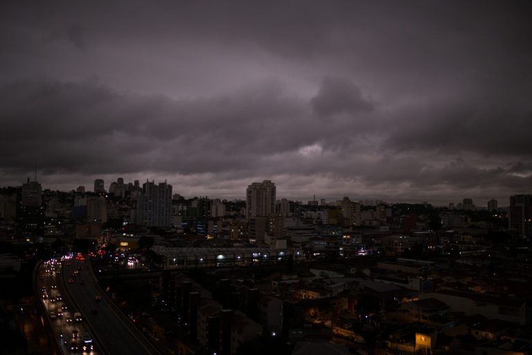 Céu escuro às 16h na São Paulo: Partículas de queimadas vindas das regiões Centro-Oeste e Norte interagiram com nuvens trazidas por frente fria (Foto: Andre Lucas/DPA)