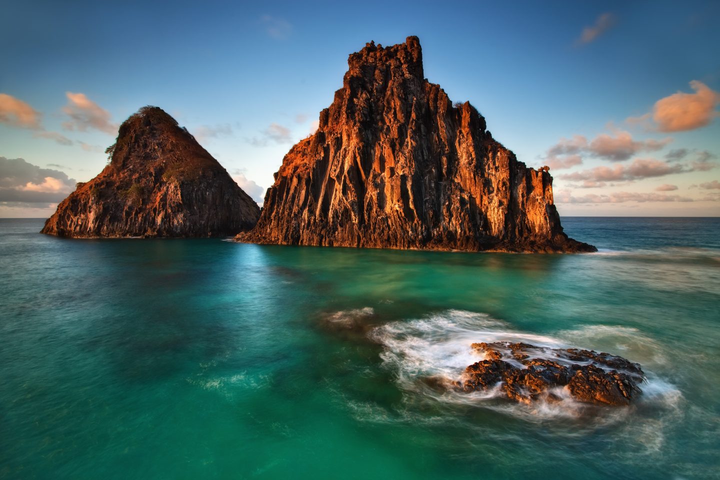 Morro Dois Irmãos, um dos cartões postais de Fernando de Noronha: volta dos cruzeiros é outra ameaça. Foto de Márcio Cabral (Biosphoto)