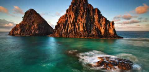Morro Dois Irmãos, um dos cartões postais de Fernando de Noronha: volta dos cruzeiros é outra ameaça. Foto de Márcio Cabral (Biosphoto)