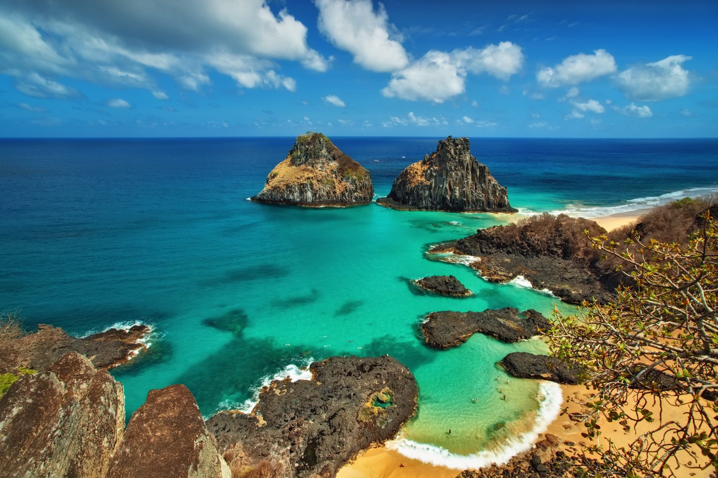 Baía dos Porcos, em Fernando de Noronha: ecossistema vulnerável à presença humana. Foto de Márcio Cabral (Biosphoto)
