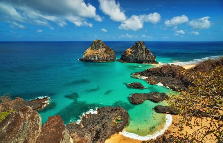 Baía dos Porcos, em Fernando de Noronha: ecossistema vulnerável à presença humana. Foto de Márcio Cabral (Biosphoto)