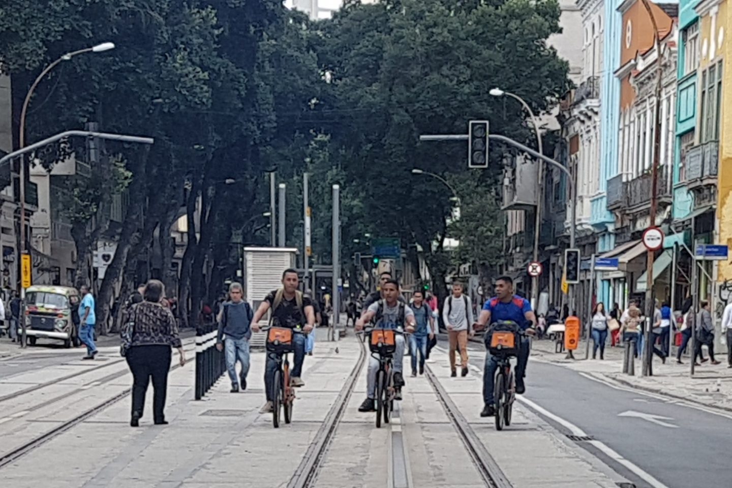 Na Marechal Floriano sem VLT, trilhos do bonde viram ciclovia (Foto: Oscar Valporto)