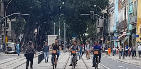 Na Marechal Floriano sem VLT, trilhos do bonde viram ciclovia (Foto: Oscar Valporto)