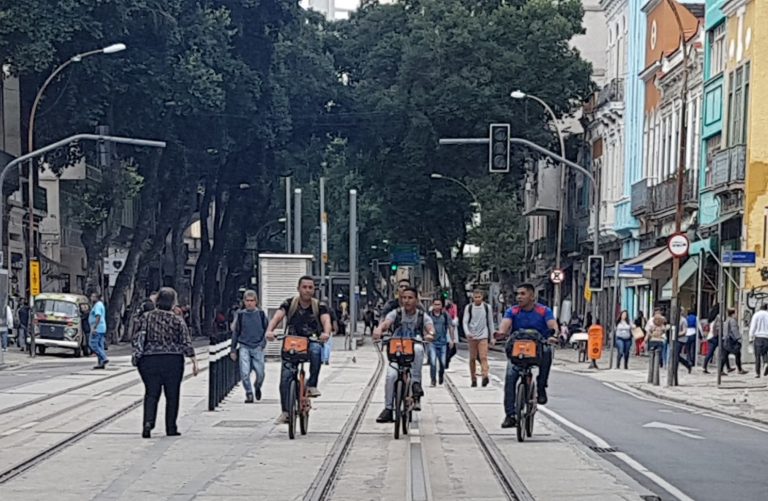 Na Marechal Floriano sem VLT, trilhos do bonde viram ciclovia (Foto: Oscar Valporto)
