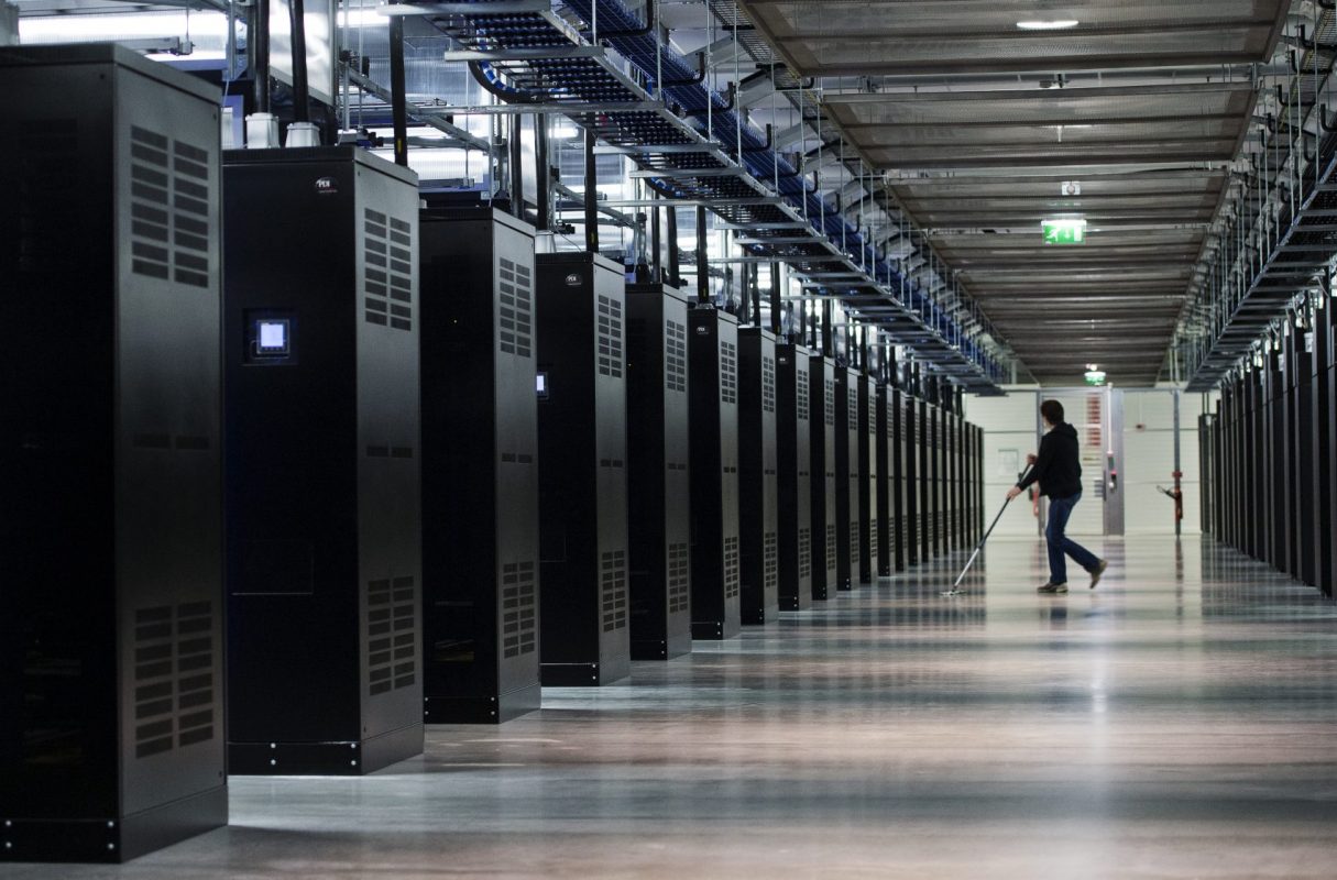 Servidores do Data Center do Facebook, na Suécia: Data Centers consomem metade da eletricidade utilizada em transportes no mundo e um por cento da demanda global (Foto: Jonathan Nackstrand/AFP)