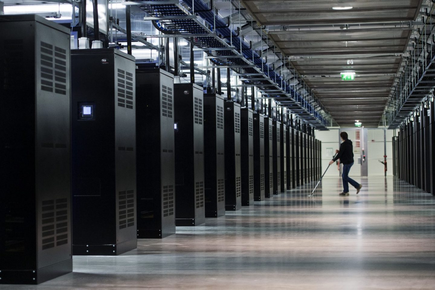Servidores do Data Center do Facebook, na Suécia: Data Centers consomem metade da eletricidade utilizada em transportes no mundo e um por cento da demanda global (Foto: Jonathan Nackstrand/AFP)