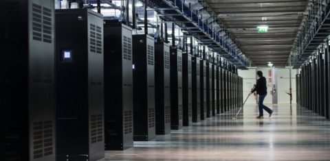 Servidores do Data Center do Facebook, na Suécia: Data Centers consomem metade da eletricidade utilizada em transportes no mundo e um por cento da demanda global (Foto: Jonathan Nackstrand/AFP)
