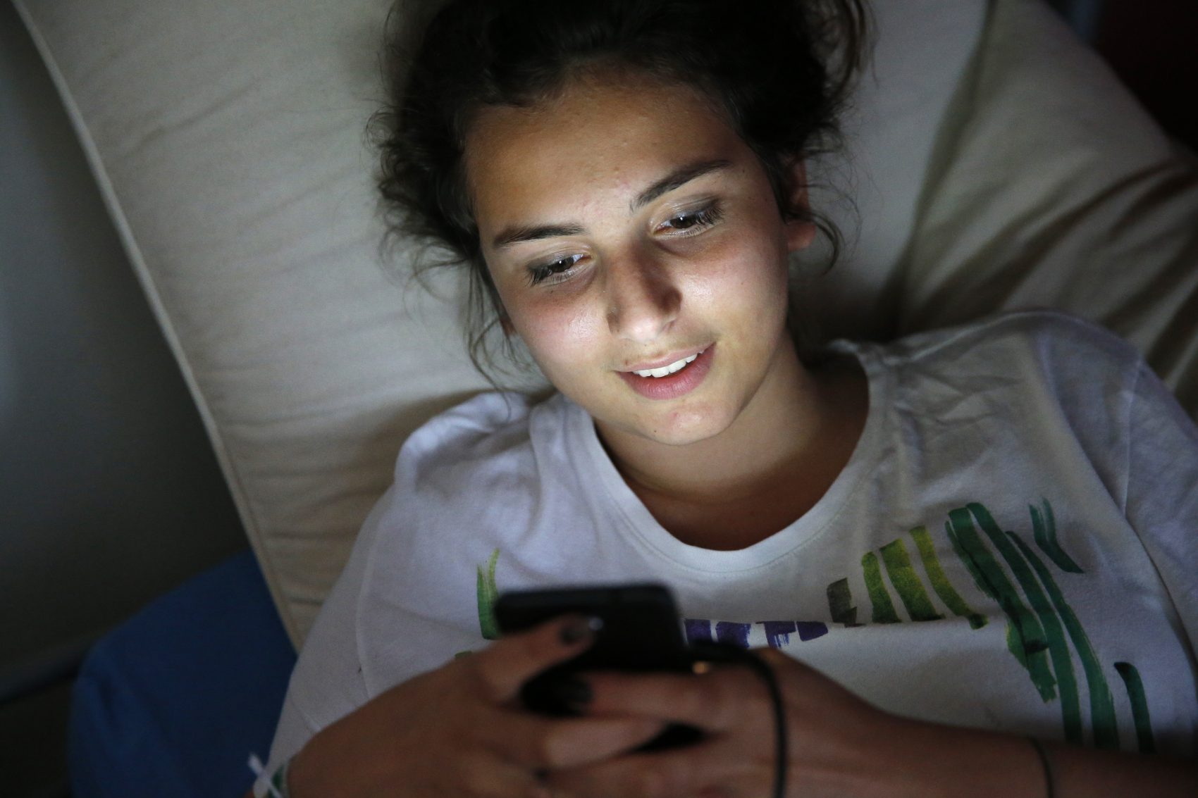 Adolescente com smartphone na cama: internet fez explodir incidência de distúrbios do sono entre os mais jovens (fFoto: Godong/ BSIP/AFP)