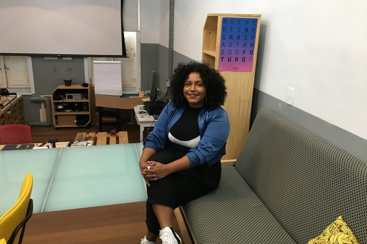 A coordenadora do PretaLab, Sil Bahia: iniciativa tem como objetivo criar atividades para que meninas e mulheres se aproximem do universo da tecnologia e aprimorem os seus conhecimentos (Foto: Carolina Moura)