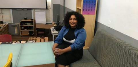A coordenadora do PretaLab, Sil Bahia: iniciativa tem como objetivo criar atividades para que meninas e mulheres se aproximem do universo da tecnologia e aprimorem os seus conhecimentos (Foto: Carolina Moura)