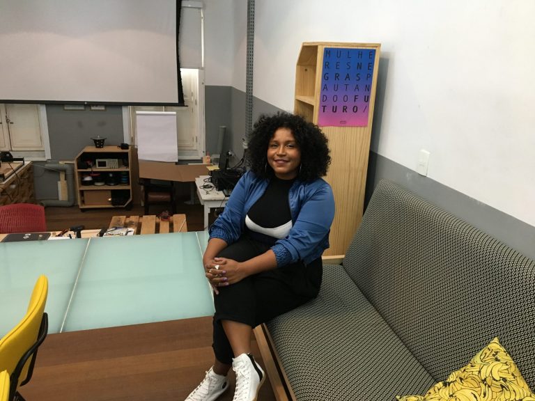 A coordenadora do PretaLab, Sil Bahia: iniciativa tem como objetivo criar atividades para que meninas e mulheres se aproximem do universo da tecnologia e aprimorem os seus conhecimentos (Foto: Carolina Moura)
