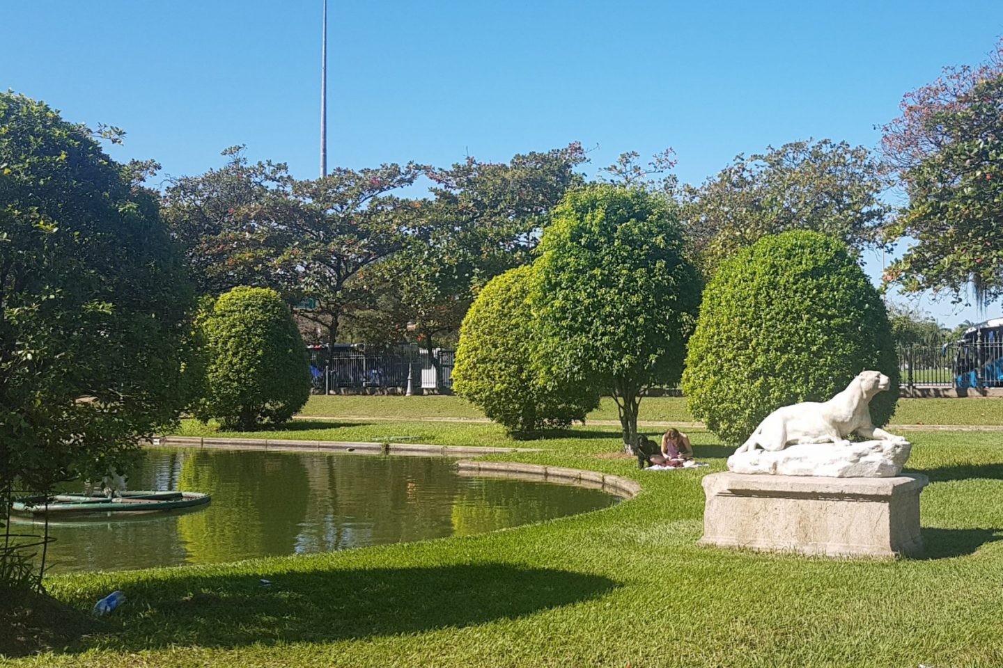 A moça desenhando, o cachorro, a estátua e os jardins: tarde azul na Praça Paris (Foto: Oscar Valporto)