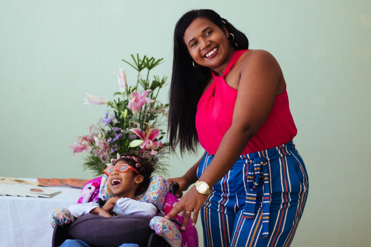 A pequena Grazi com a mãe, Inabela: menina nasceu com microcefalia e teve diagnóstico de cegueira total mas hoje enxerga 90% de um olho e 45% do outro (Foto: Arquivo Pessoal)