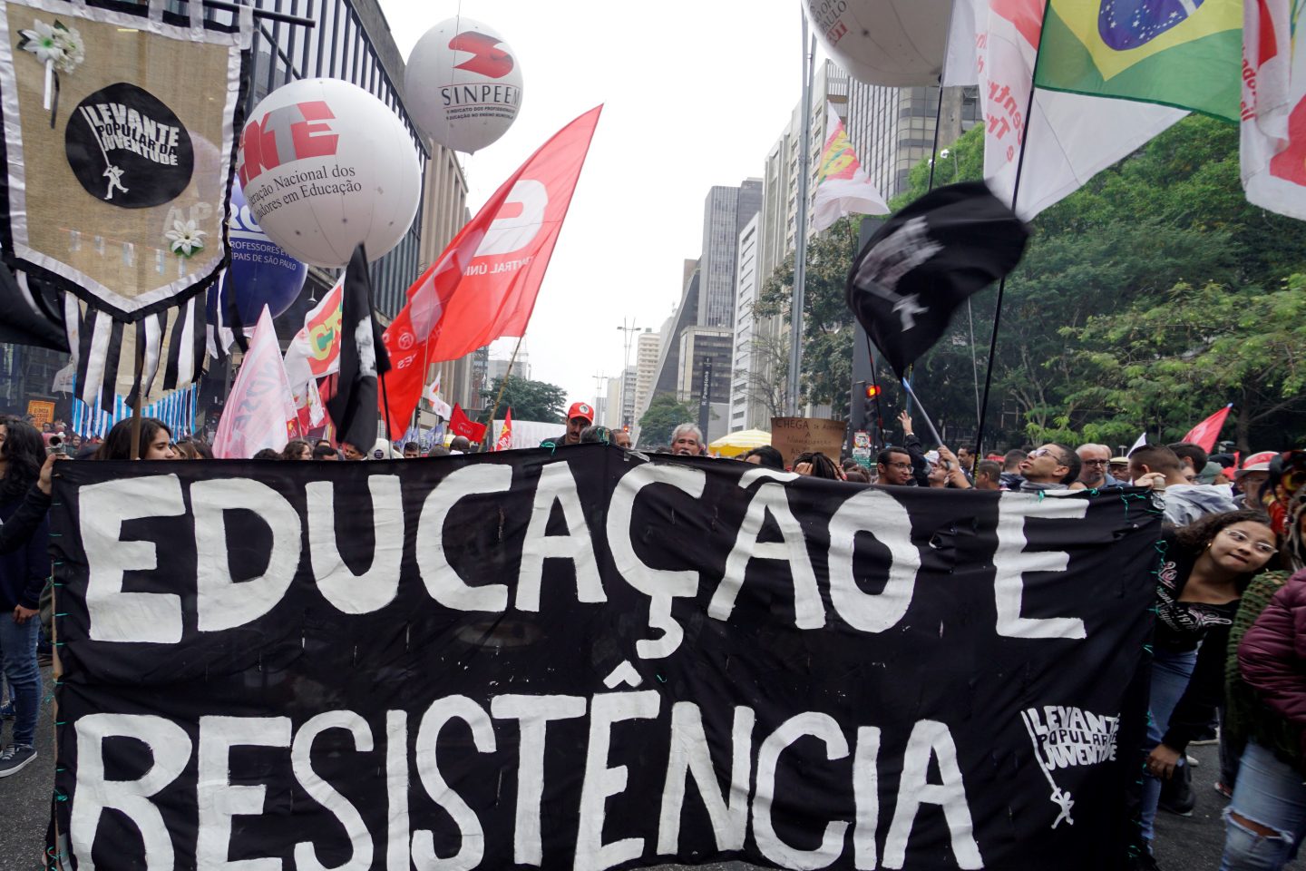 Protesto em São Paulo contra bloqueio de verbas da educação em 2019:com universidades federais ameaças, estudantes vão voltar às ruas (Foto: Cris Faga/NurPhoto/AFP - 23/08/2019)