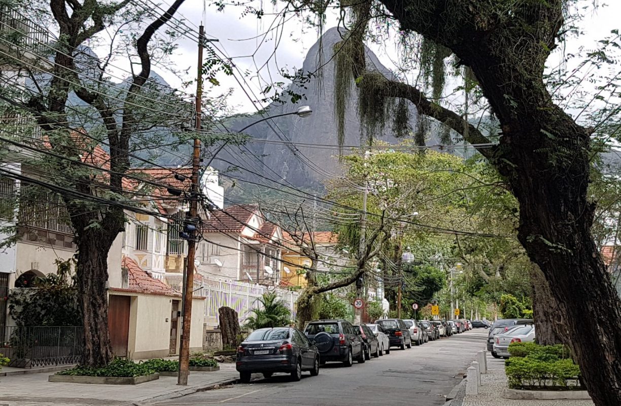 Rua do Grajaú com suas árvores e casas e o Parque Estadual ao fundo: cenário de bairro que conseguiu resistir à avalanche imobiliária (Foto: Oscar Valporto)