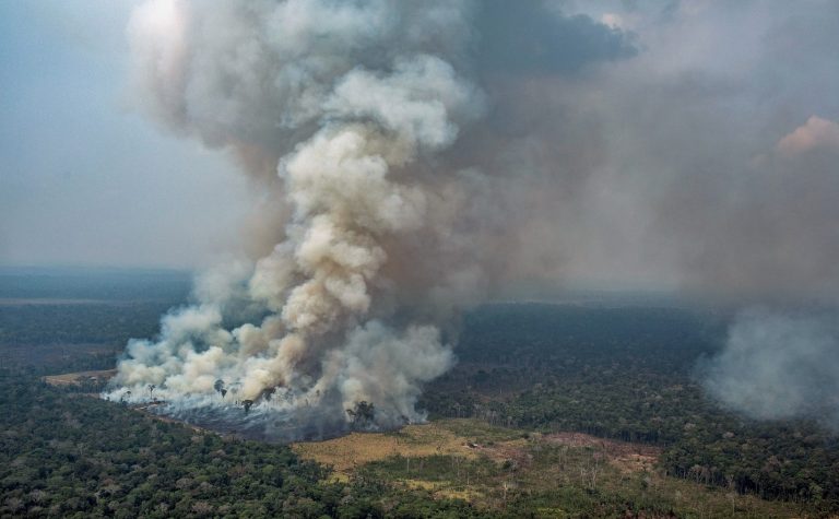 Incêndio na floresta perto do município de Candeias do Jamari, em Rondônia. Feita em 24 de agosto. Foto Victor Moriyama/Greenpeace/AFP