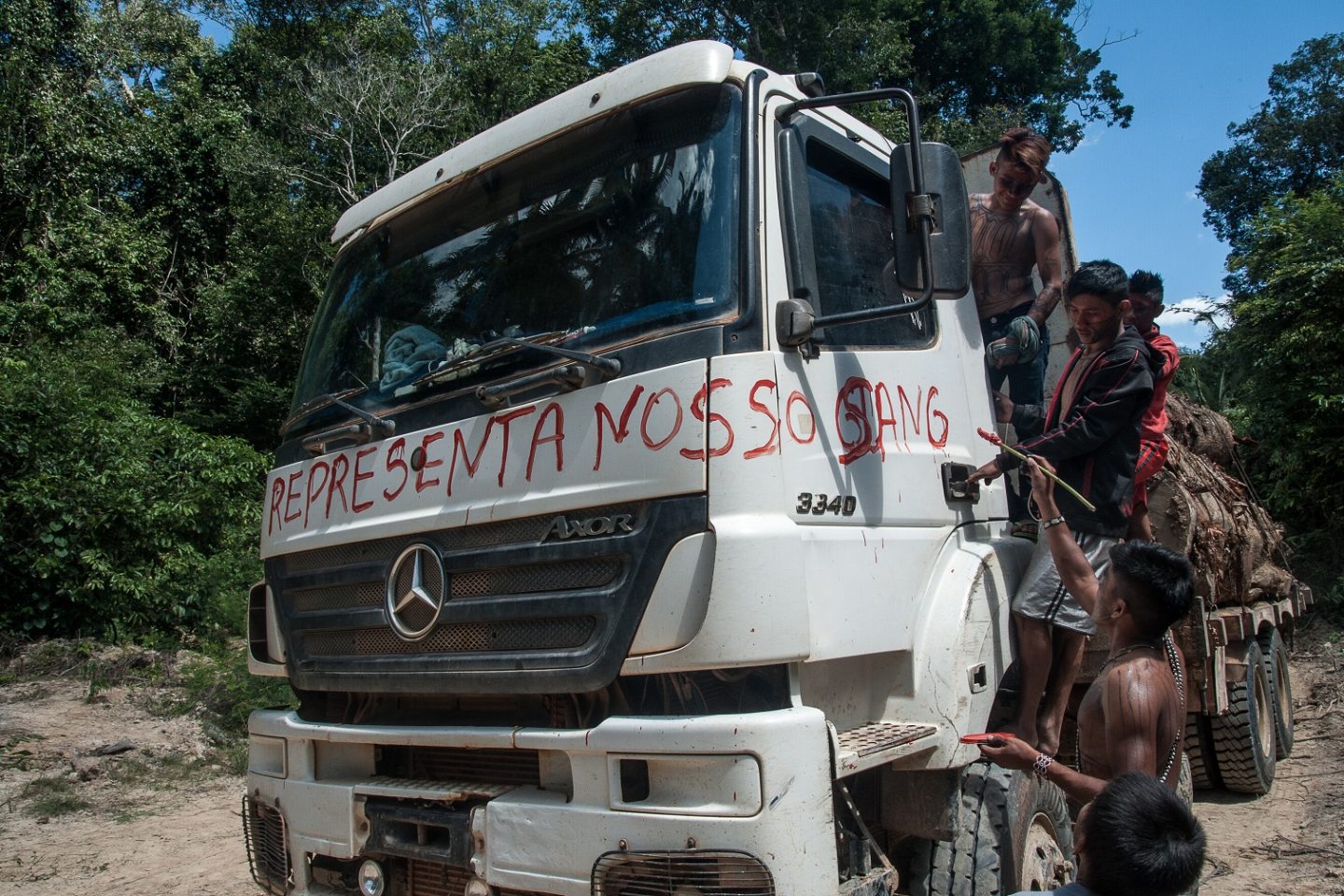 Mundurukus pintam o caminhão dos madeireiros que invadiram as suas terras. Foto Anderson Barbosa