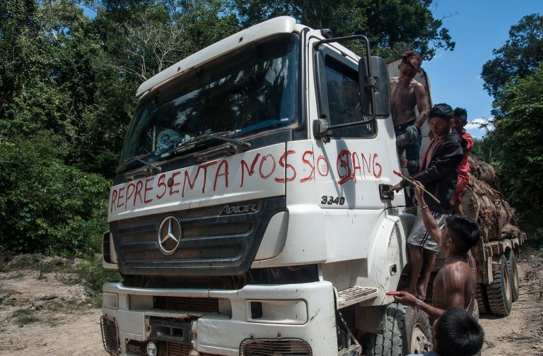 Mundurukus pintam o caminhão dos madeireiros que invadiram as suas terras. Foto Anderson Barbosa