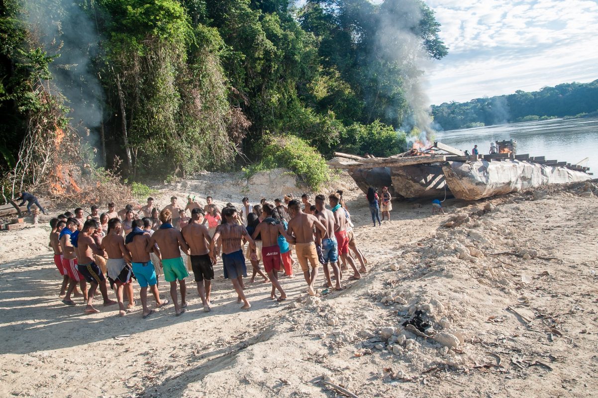 Para os Munduruku a terra é sagrada: “A gente está protegendo a nossa mãe que é onde os nossos filhos vão sobreviver. Para nós, uma terra é uma vida e a gente está cuidando da vida da natureza também”. Foto Anderson Barbosa