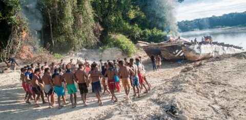 Para os Munduruku a terra é sagrada: “A gente está protegendo a nossa mãe que é onde os nossos filhos vão sobreviver. Para nós, uma terra é uma vida e a gente está cuidando da vida da natureza também”. Foto Anderson Barbosa