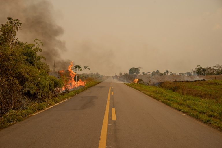 Incêndio na BR 364, entre Rio Branco e Sena Madureira, no Acre. Foto Marcio Pimenta