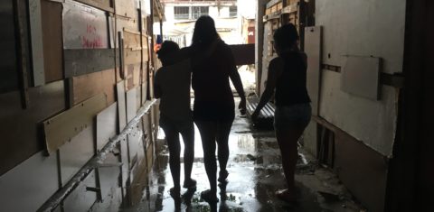 Andrea (ao centro) com a filha e Maria (à direita), que ajuda na coordenação: rígido respeito às regras. Foto de Maria Carolina Rodrigues