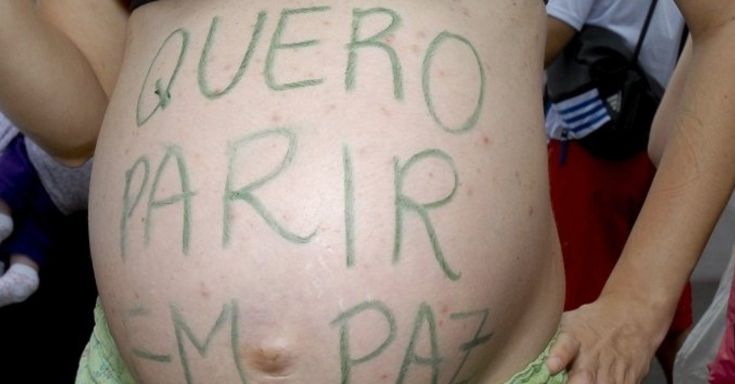 Grávida em protesto no Rio: pesquisa apontou que 6% das mulheres entrevistadas disseram ter sofrido algum tipo de violência verbal, psicológica ou física na gravidez ou no parto (Foto: Tânia Rego/Agência Brasil)