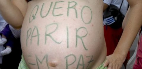 Grávida em protesto no Rio: pesquisa apontou que 6% das mulheres entrevistadas disseram ter sofrido algum tipo de violência verbal, psicológica ou física na gravidez ou no parto (Foto: Tânia Rego/Agência Brasil)
