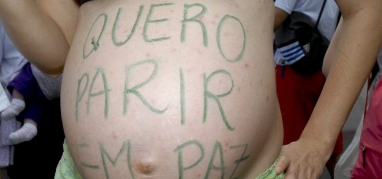 Grávida em protesto no Rio: pesquisa apontou que 6% das mulheres entrevistadas disseram ter sofrido algum tipo de violência verbal, psicológica ou física na gravidez ou no parto (Foto: Tânia Rego/Agência Brasil)