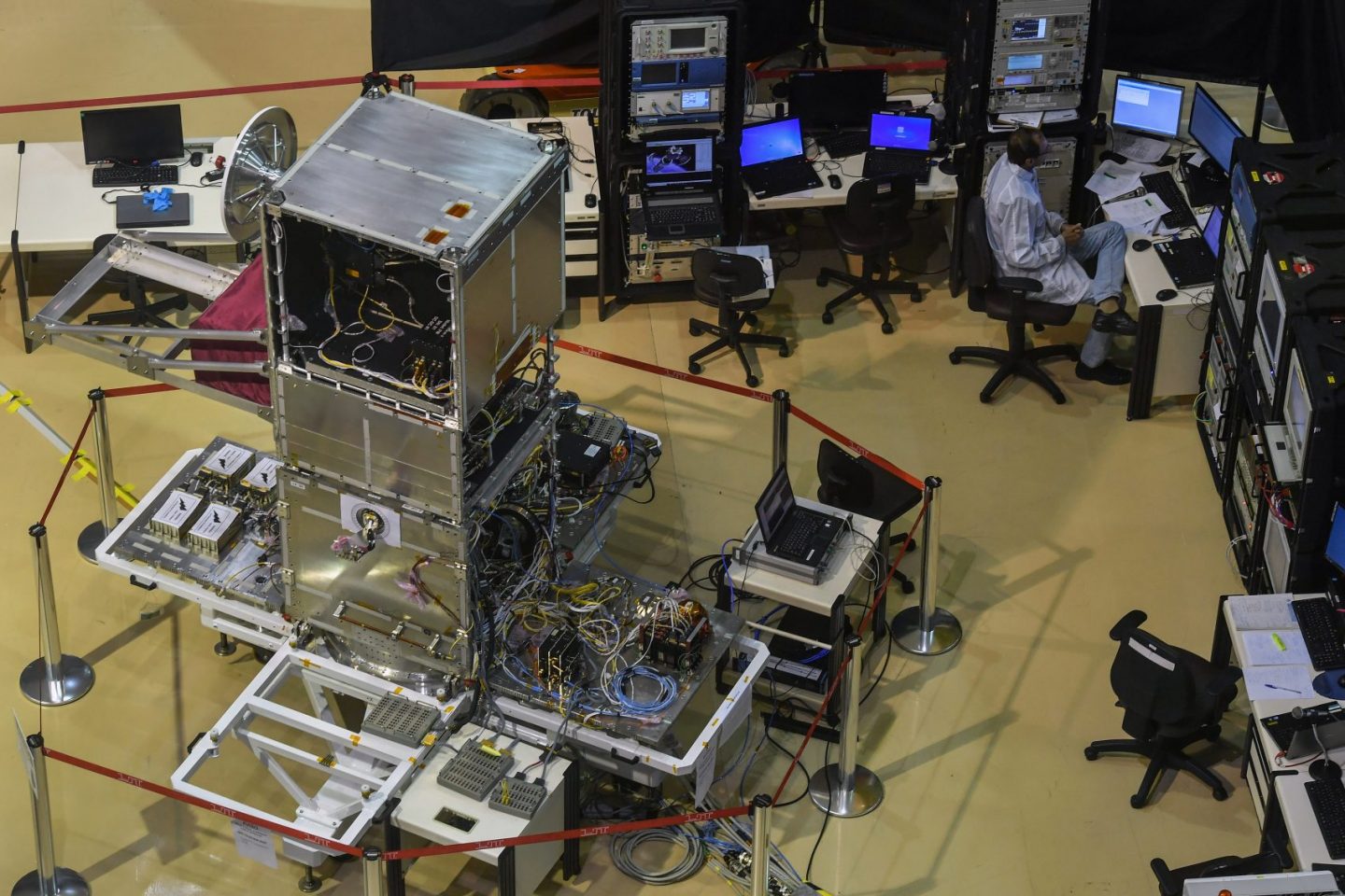 Monitoramento por satélite da Amazônia na sede do Inpe: sistema elogiado por especialistas enquanto governo prepara-se para contratar empresa privada para o mesmo serviço (Foto: Nelson Almeida/AFP)