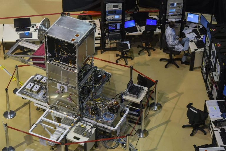 Monitoramento por satélite da Amazônia na sede do Inpe: sistema elogiado por especialistas enquanto governo prepara-se para contratar empresa privada para o mesmo serviço (Foto: Nelson Almeida/AFP)