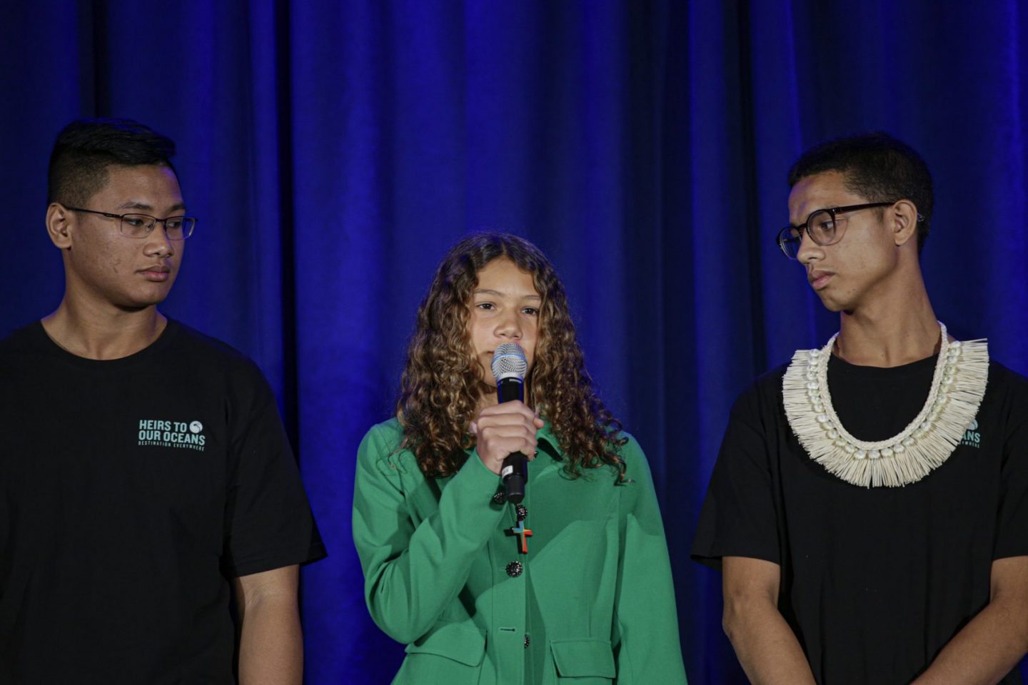 A baiana Catarina Lorenzo, entre Carlos Manuel, de Palau, e David Ackley III, das Ilhas Marshall, durante o anúncio - na sede da Unicef, em Nova York - do processo na ONU contra o Brasil e mais quatro países por violação dos direitos das crianças (Foto: Kena Betancur/AFP)
