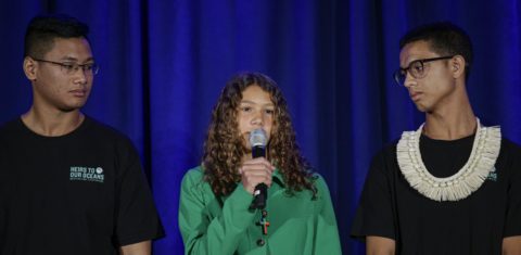 A baiana Catarina Lorenzo, entre Carlos Manuel, de Palau, e David Ackley III, das Ilhas Marshall, durante o anúncio - na sede da Unicef, em Nova York - do processo na ONU contra o Brasil e mais quatro países por violação dos direitos das crianças (Foto: Kena Betancur/AFP)