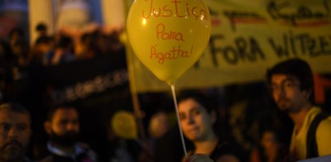 Manifestação em frente à Assembleia Legislativa do Rio contra morte da menina Agatha e a política de segurança do governo: OAB/RJ pediu ao MP ação para impedir operações policiais em horário escolar e com tiros vindos de helicópteros. (Foto: Mauro Pimentel/AFP)